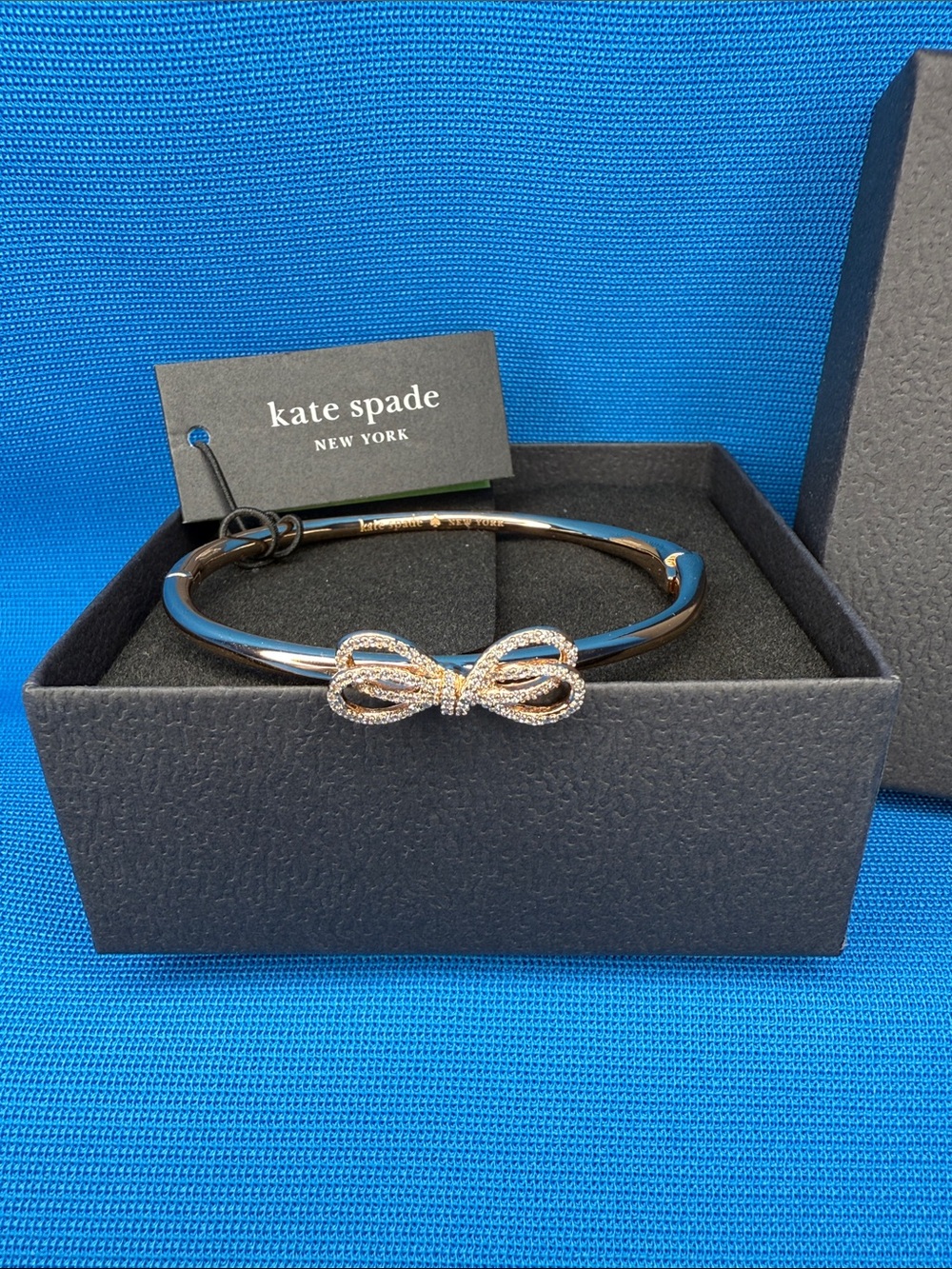 NEW KATE SPADE " BOW MEETS GIRL " SPARKLING CRYSTAL ROSE GOLD BANGLE BRACELET
